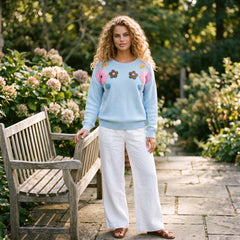 Pull bleu clair à motif fleuri et finitions côtelées