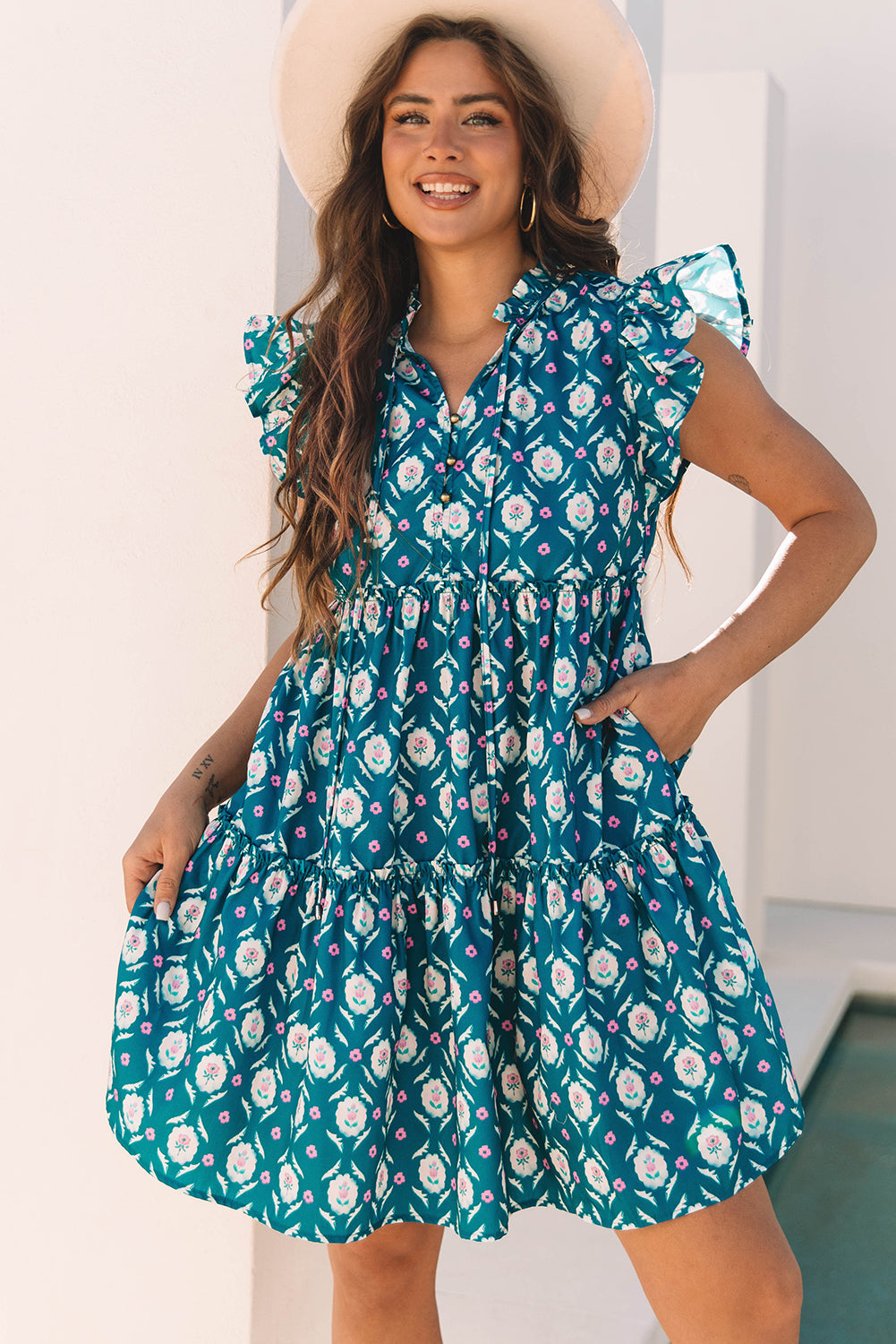 Robe bleue à imprimé floral rétro, col fendu, volants, manches courtes