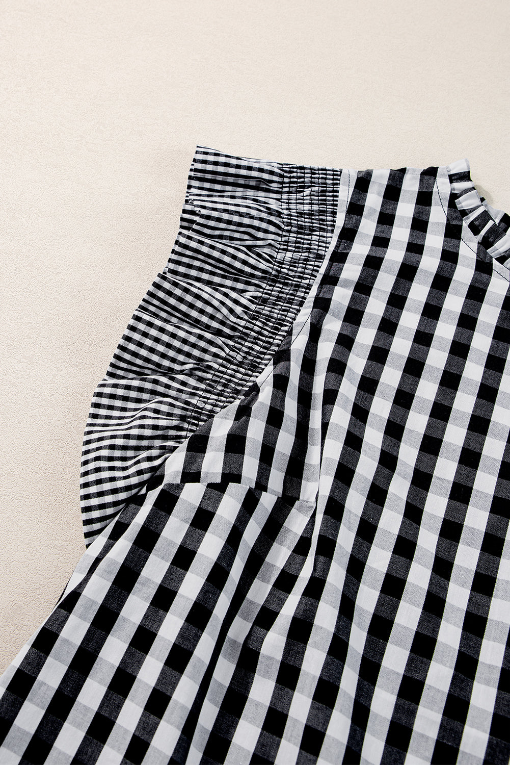 Chemisier noir à carreaux, manches à volants et col à volants-A WOMAN WE LOVE