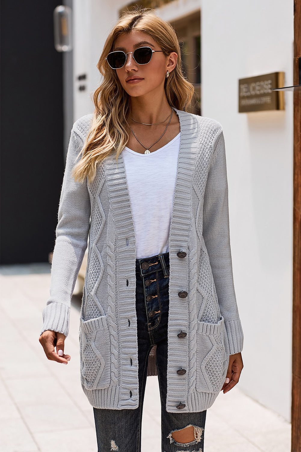 Cardigan gris avec poche avant et fermeture à boutons-A WOMAN WE LOVE