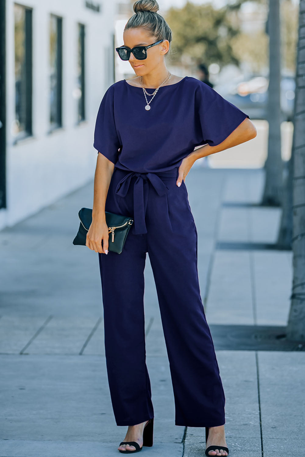 Combinaison bleue à jambe large et ceinture-A WOMAN WE LOVE