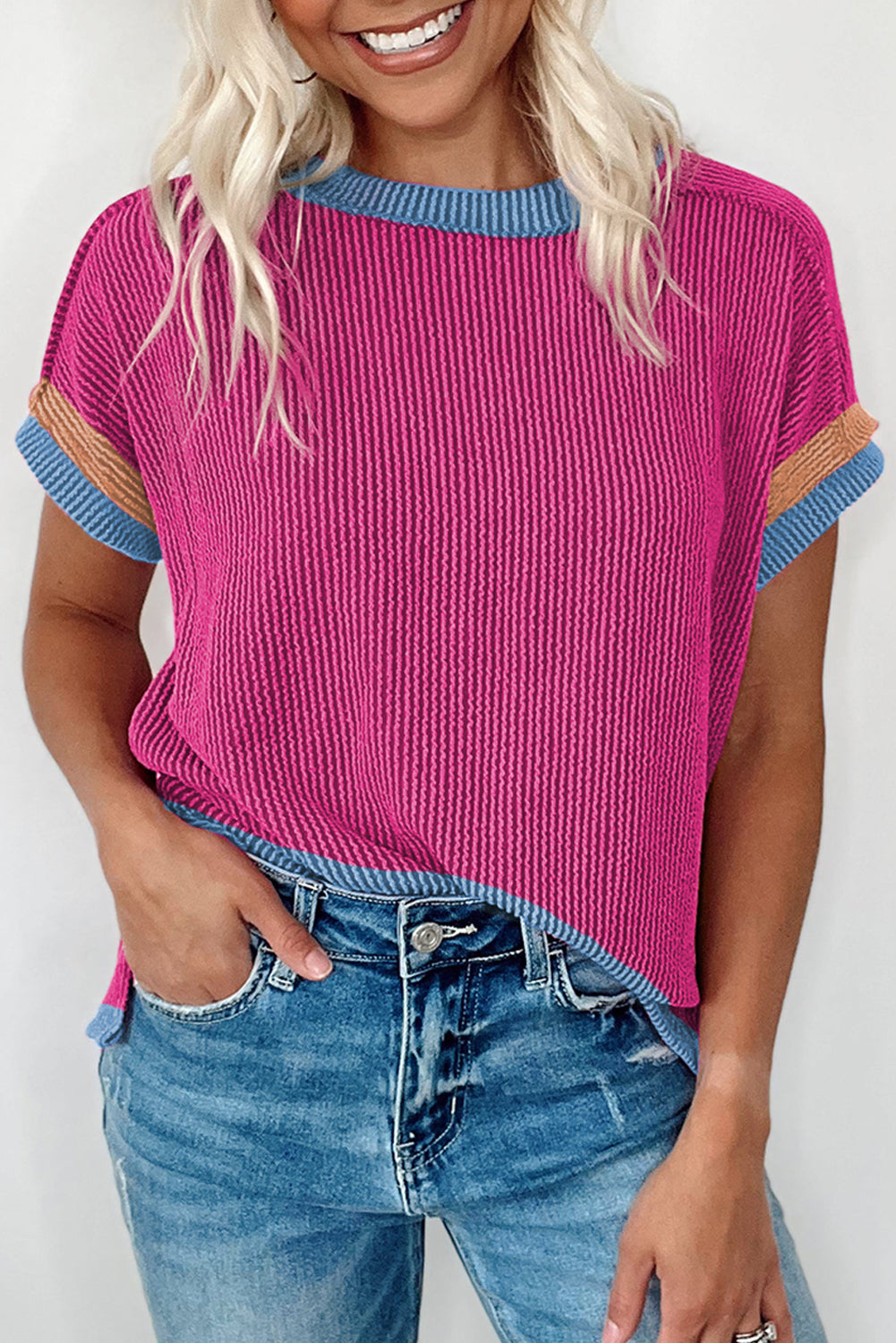 Camiseta con cuello redondo y borde contrastante texturizado de color rosa brillante