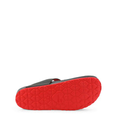 Amor moschino desnudo y pinzas