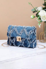 Petit sac d’épaule bleu effet denim matelassé à chaîne métallique