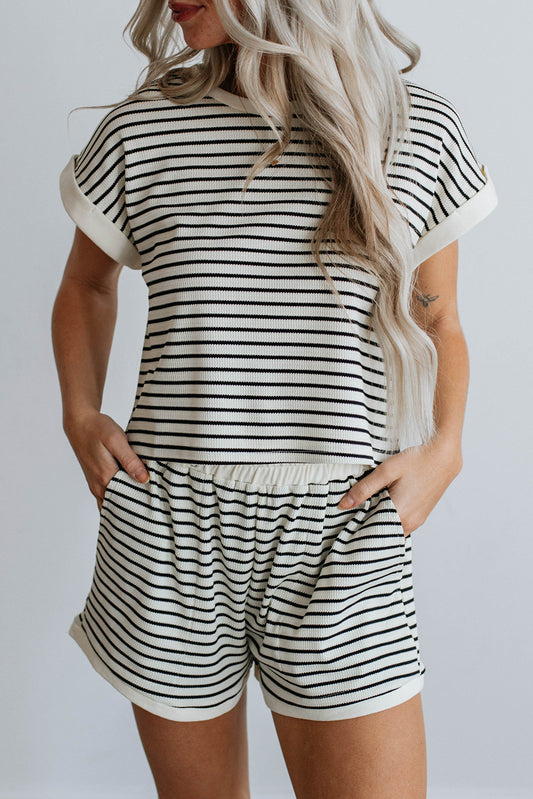 Conjunto de camiseta y pantalones cortos con borde en contraste de rayas blancas