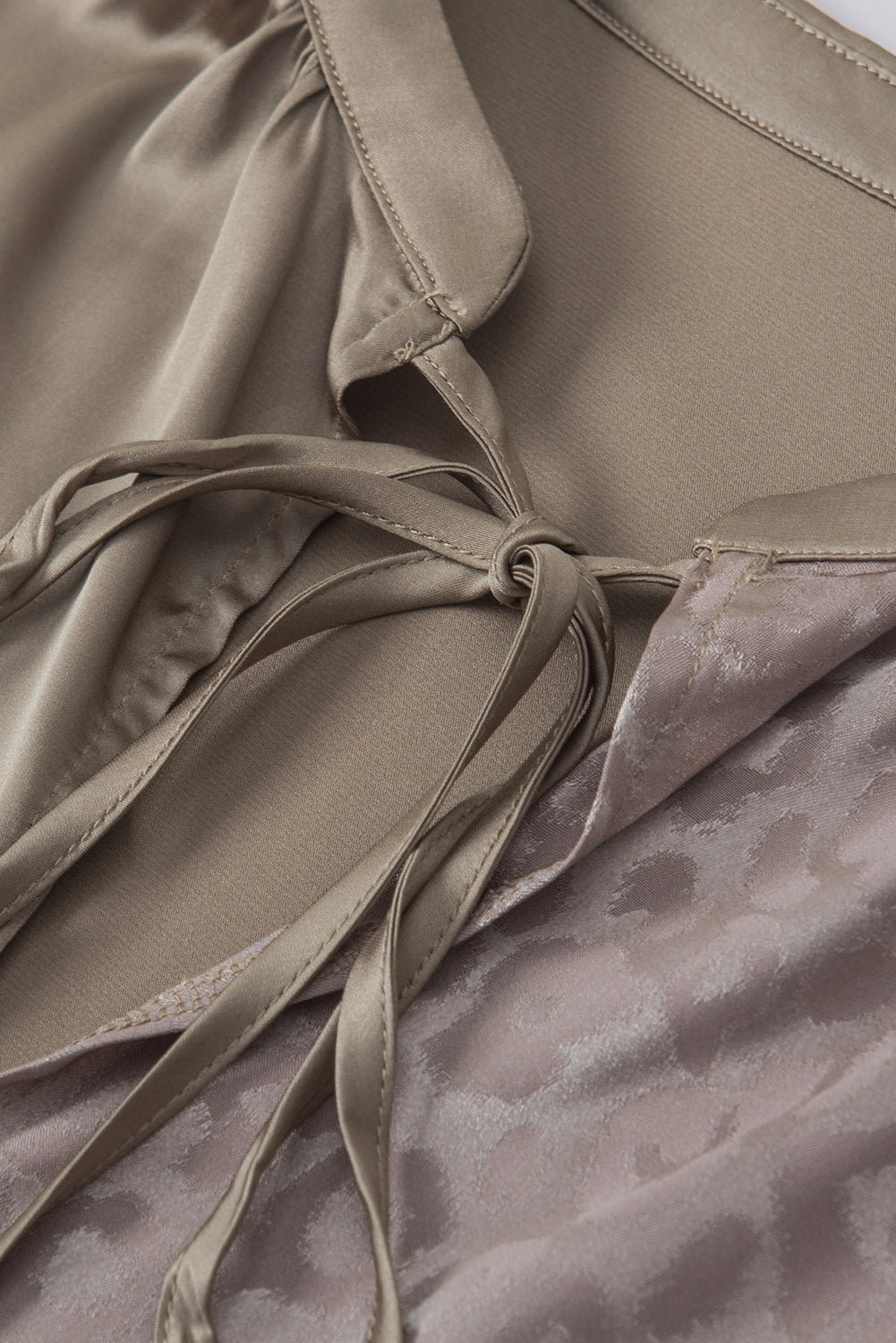 Chemisier en satin jacquard demi-léopard contrasté beige français clair-A WOMAN WE LOVE