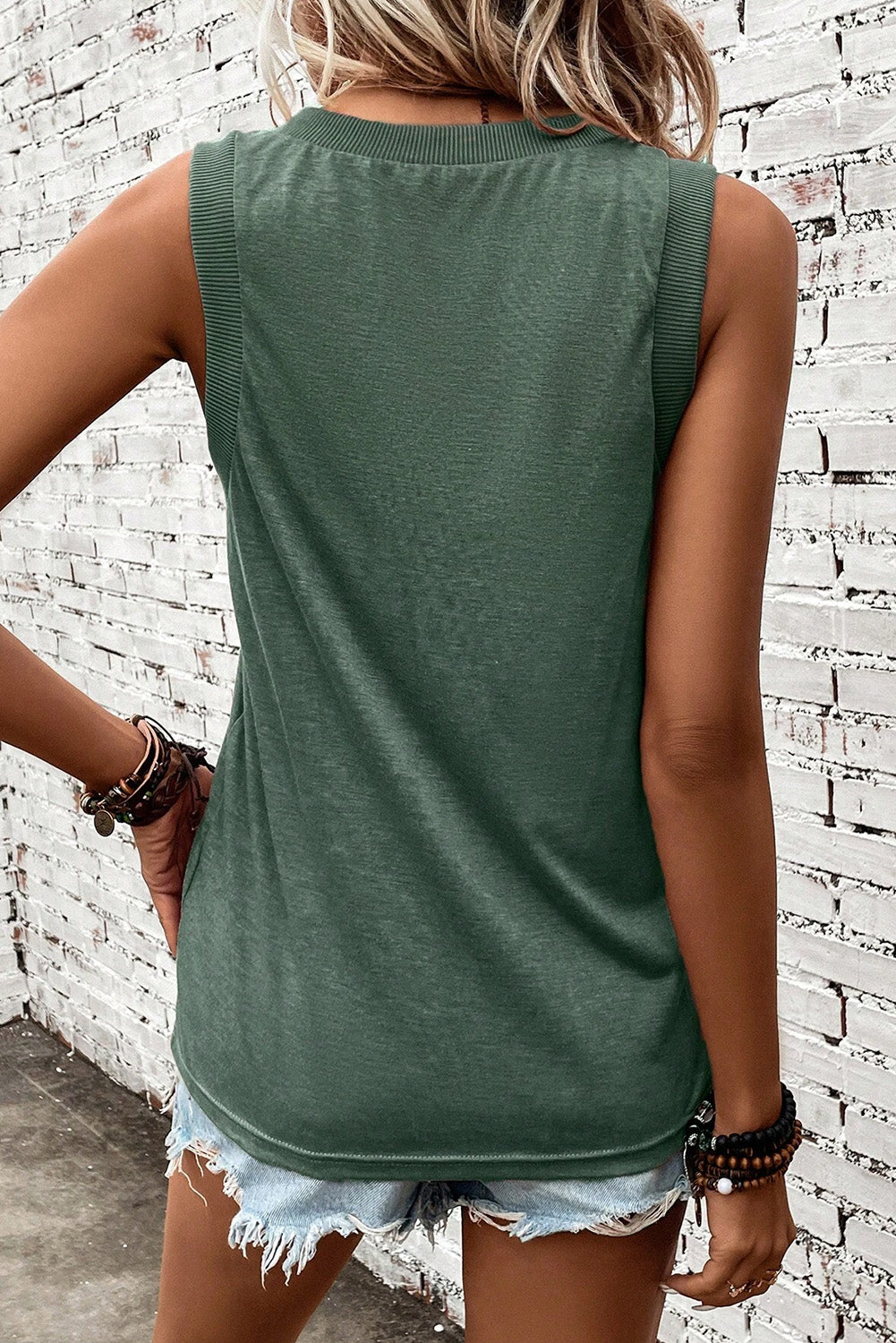 Camiseta sin mangas con cuello en V acanalado verde niebla