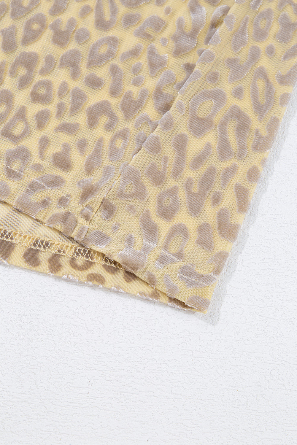 Chemisier à manches longues et épaules dénudées en velours léopard beige-A WOMAN WE LOVE