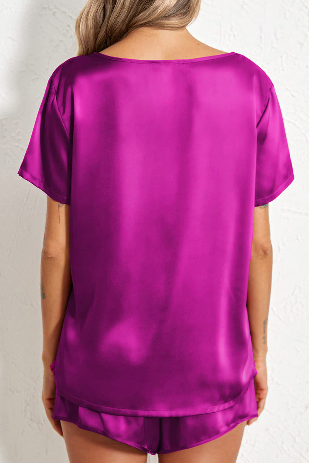 Conjunto de camiseta con cuello en V de satén rosa brillante y pantalones cortos con cordón