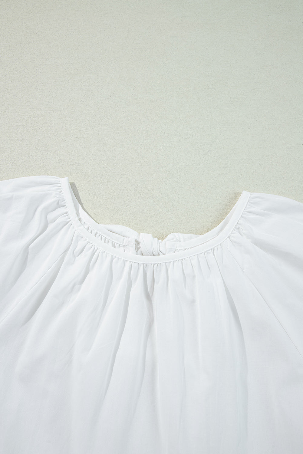 Chemisier blanc avec nœud papillon et découpe au dos, coupe ample, manches 3/4-A WOMAN WE LOVE