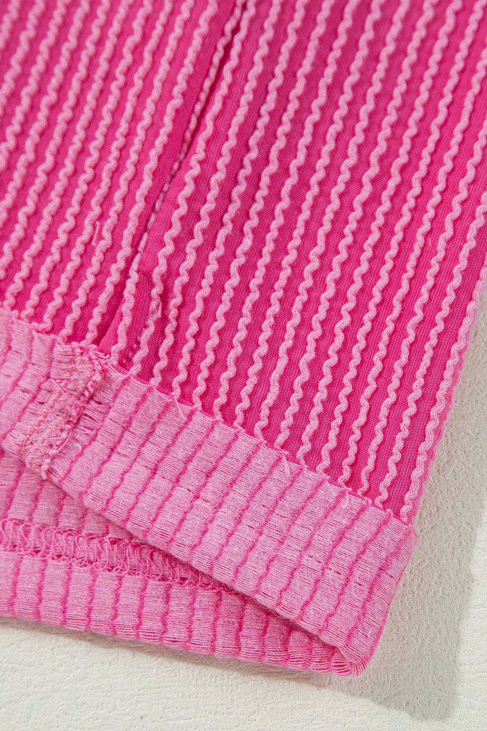 Chemisier babydoll rose vif à col en V et manches bulles-A WOMAN WE LOVE