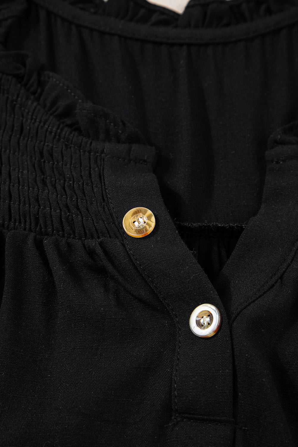 Débardeur noir boutonné à col fendu et bordure à volants-A WOMAN WE LOVE