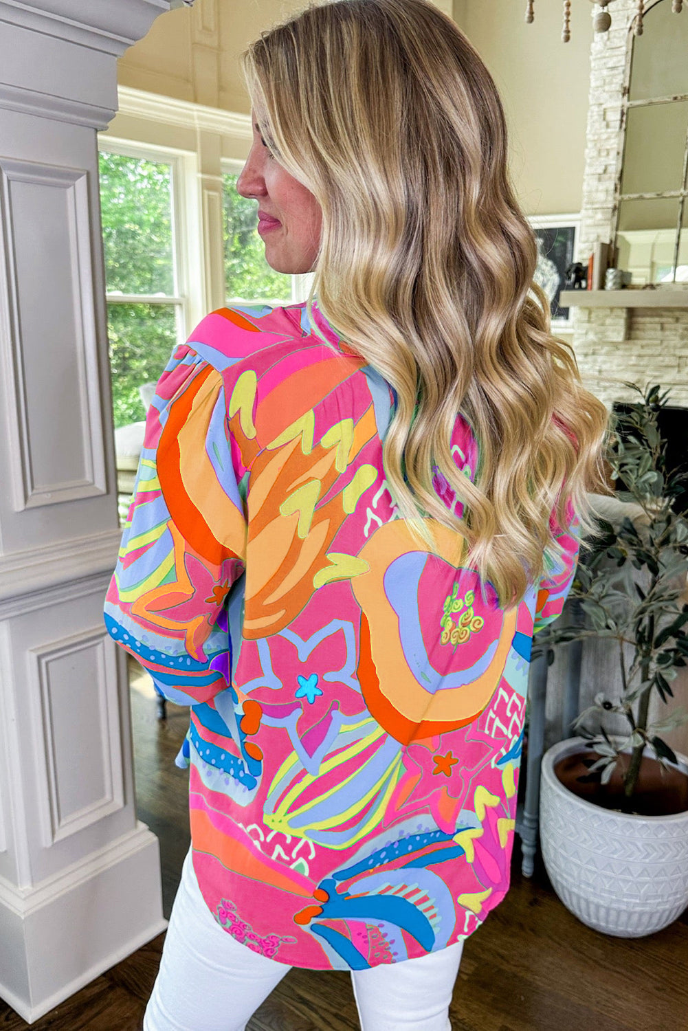 Blouse rose à imprimé abstrait et manches à volants boutonnée à col en V-A WOMAN WE LOVE