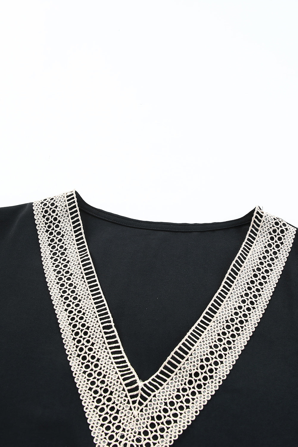 Chemisier noir à manches courtes et col en V avec bordure en dentelle-A WOMAN WE LOVE