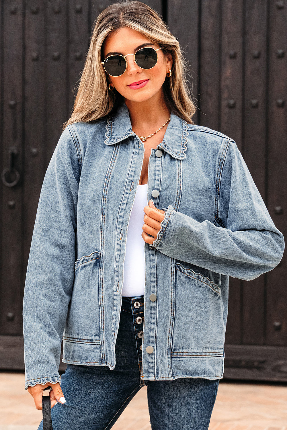 Veste en jean bleu myosotis à finitions festonnées et grandes poches