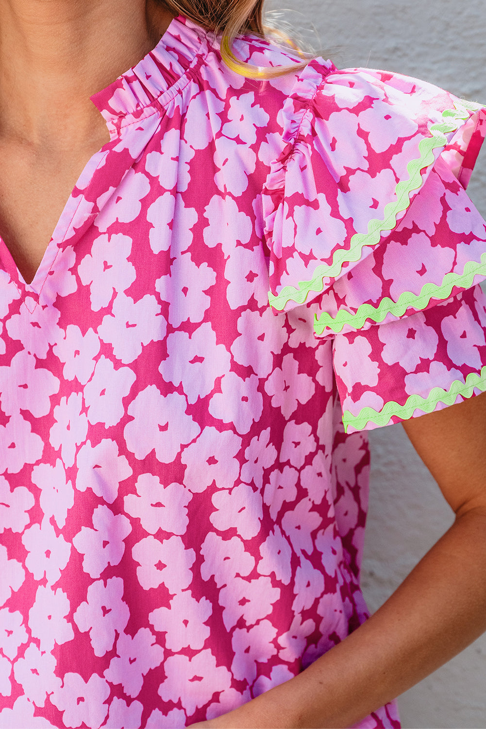 Blouse rose à manches volantées superposées Ric Rac contrastée à fleurs-A WOMAN WE LOVE