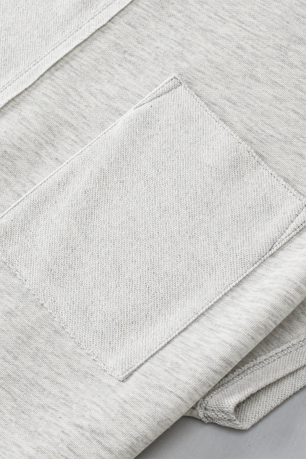 Conjunto de camiseta y pantalones cortos con costura expuesta y bolsillo en el pecho con bloques de color caqui