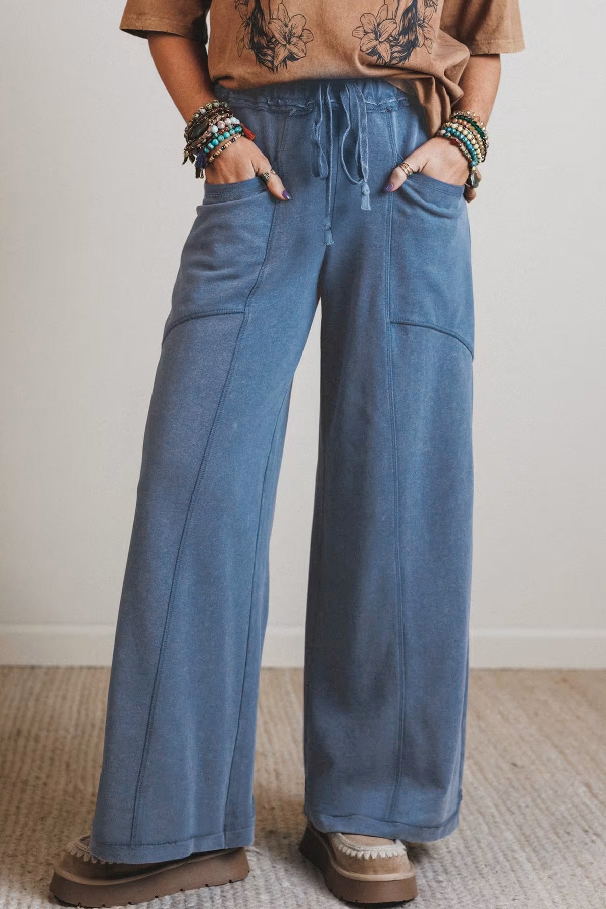 Pantalon large en coton délavé à taille haute, cordon et poches plaquées