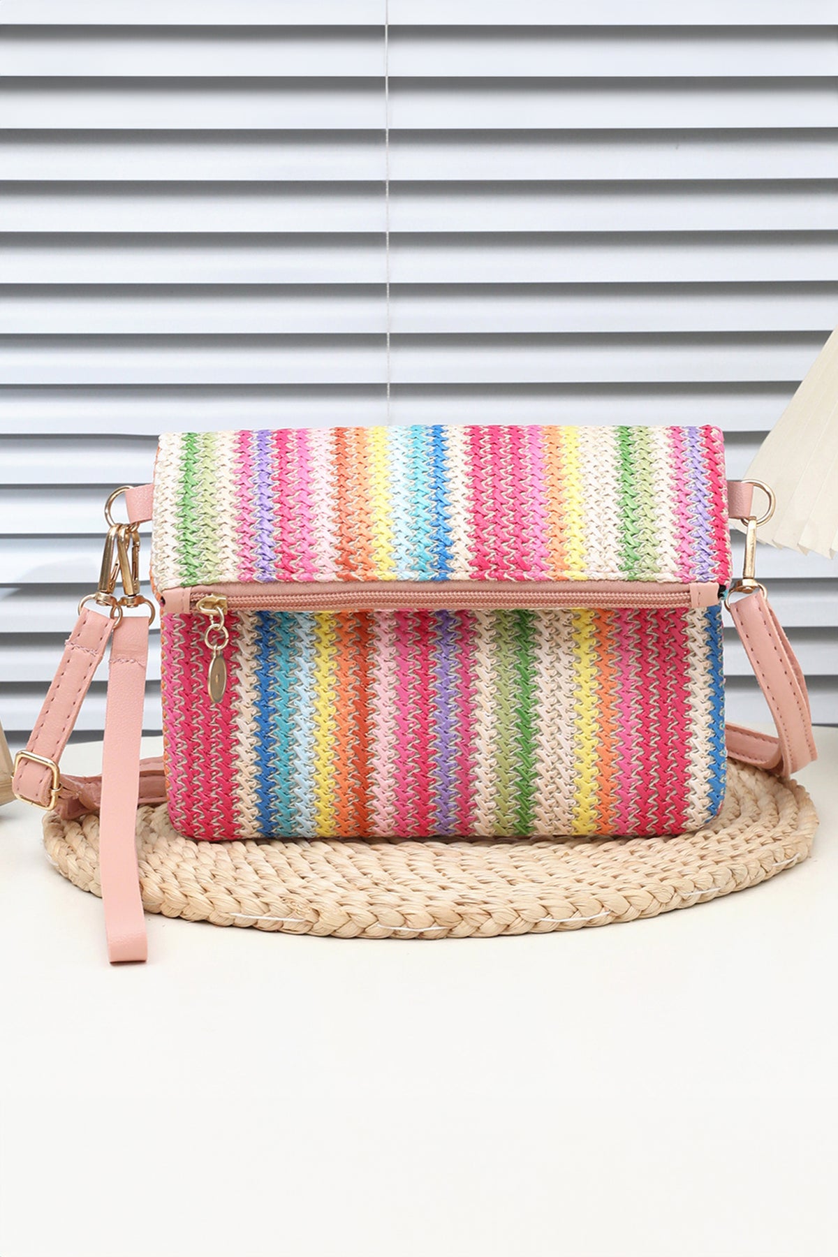 Petit sac en paille tressée à rayures, rabat plié et sangle amovible