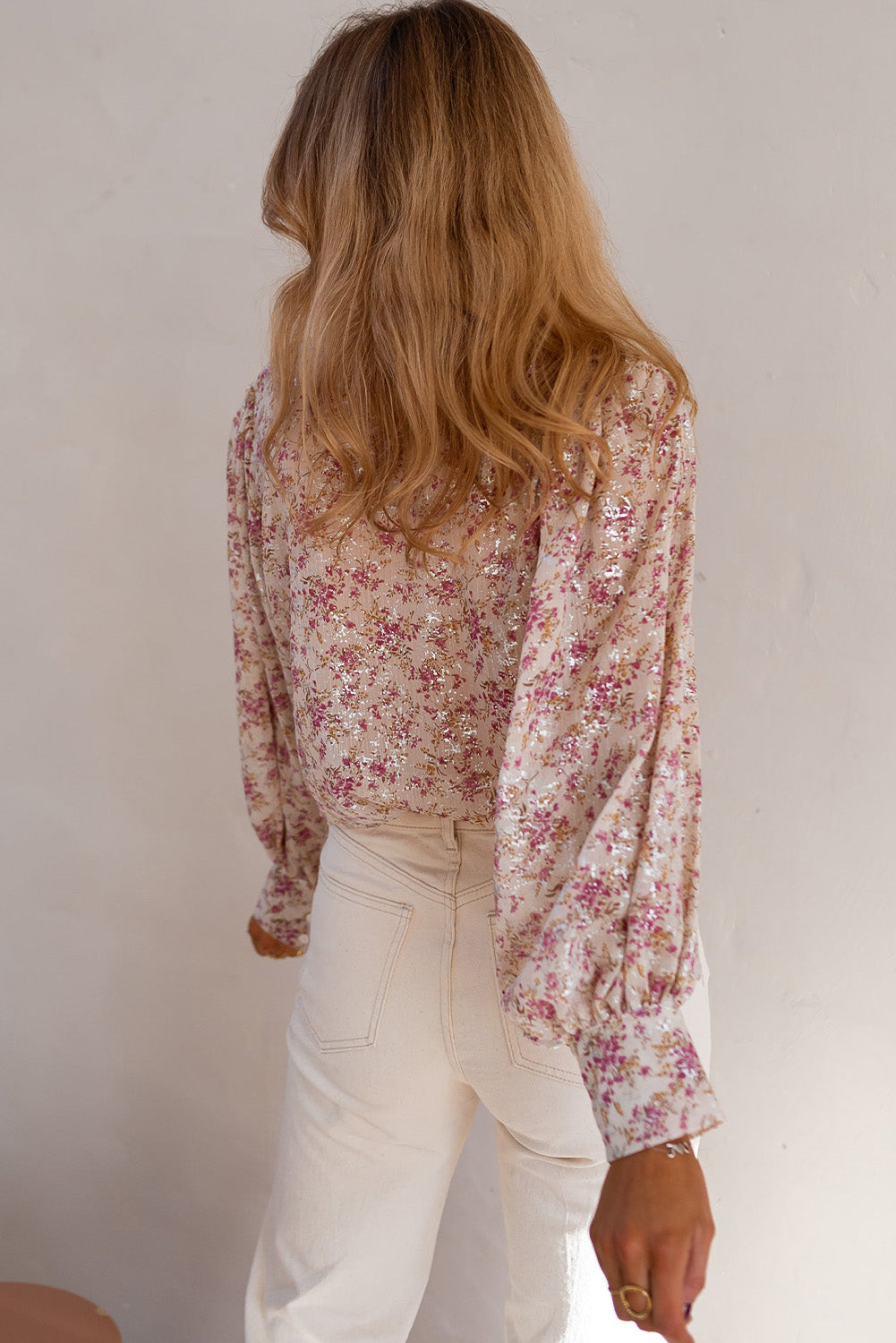 Chemise rose à col en V et manches évêque à imprimé floral-A WOMAN WE LOVE
