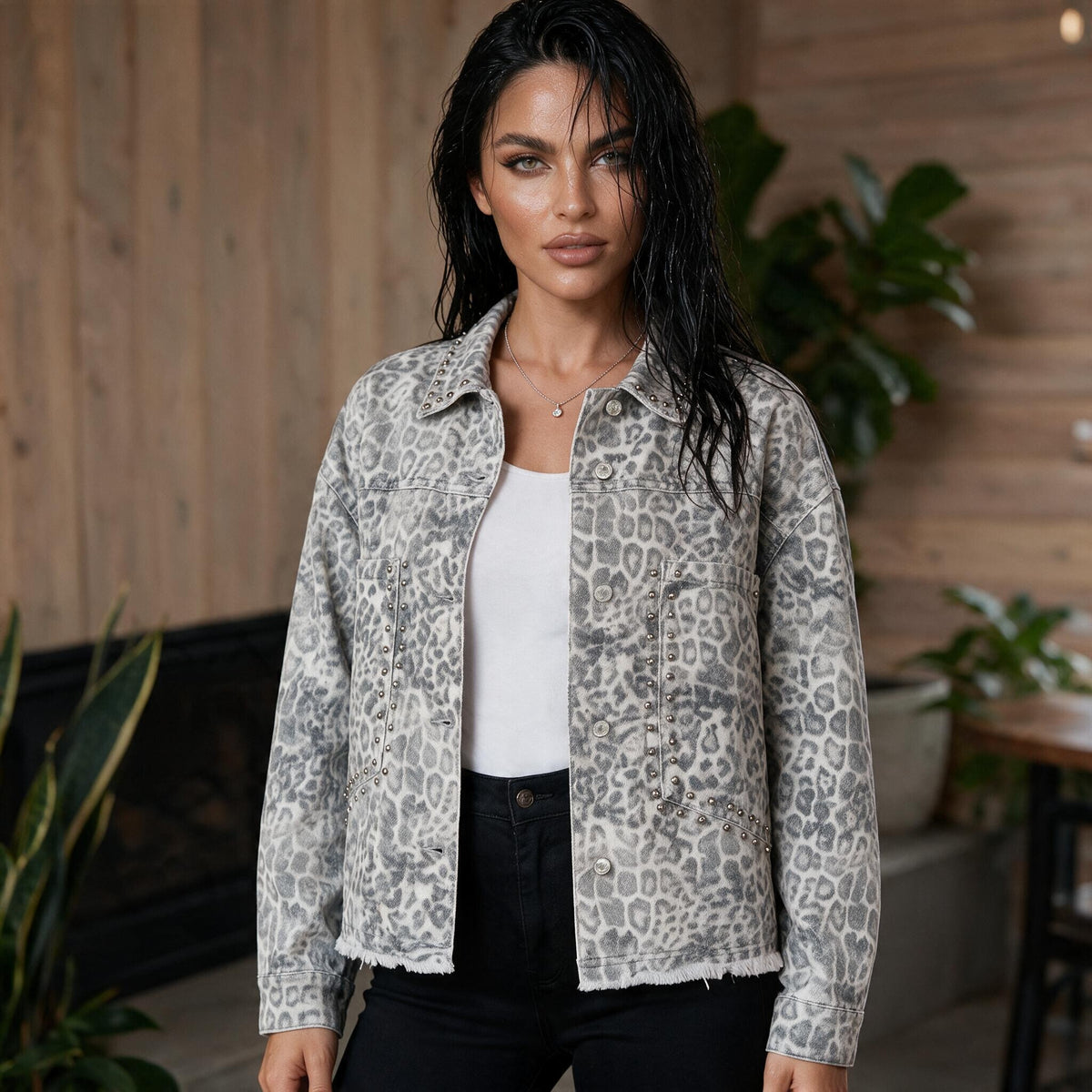 Veste en jean gris léopard à col et poches cloutés
