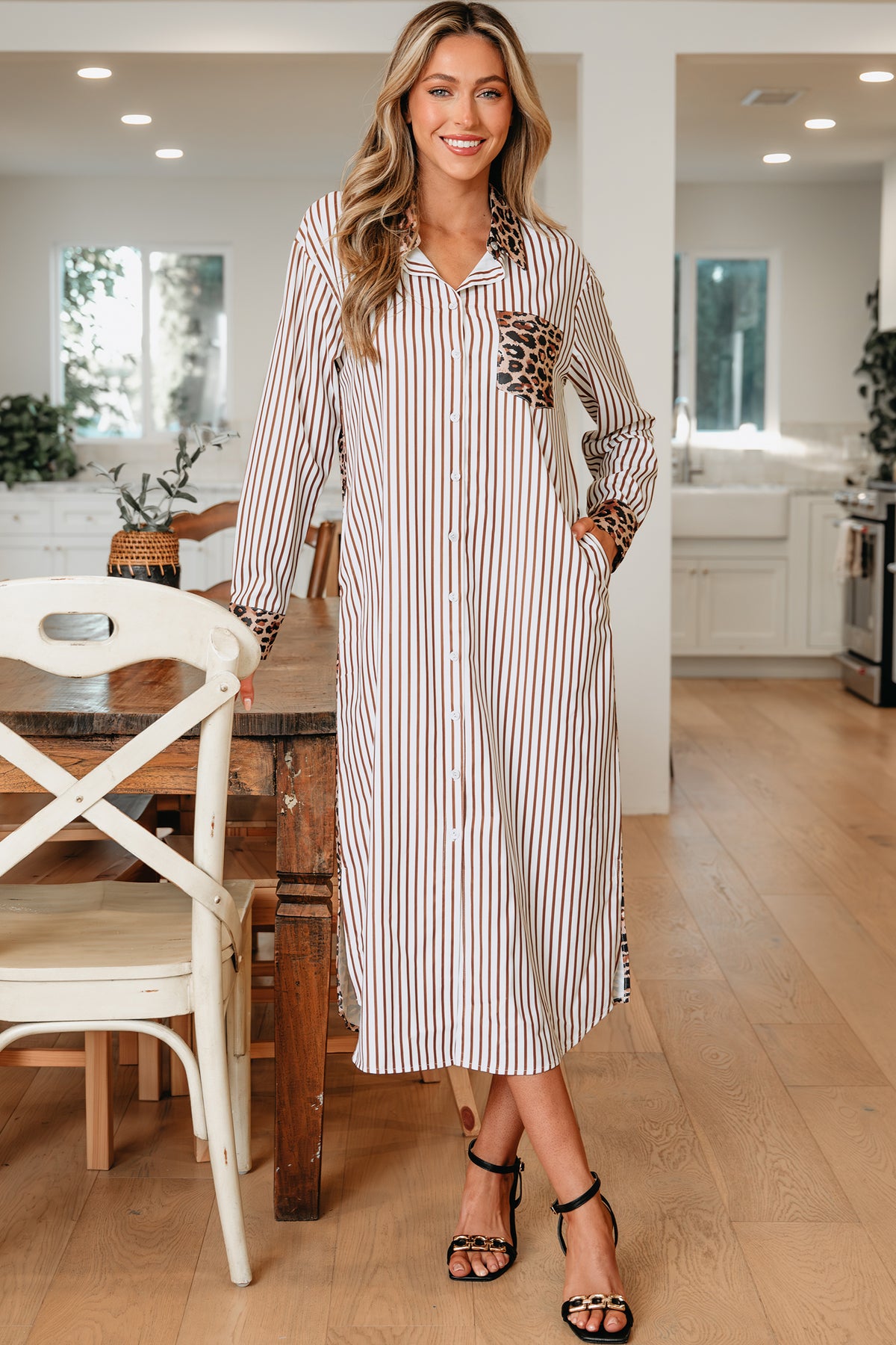Robe chemise longue rayée à empiècements léopard et fentes