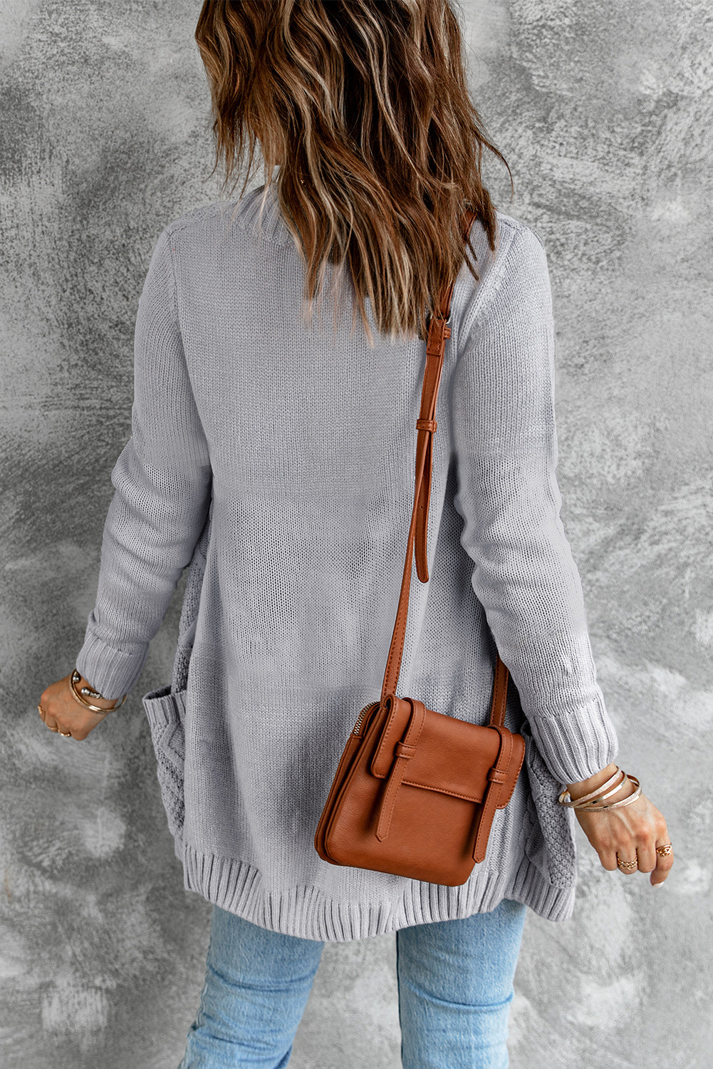 Cardigan gris avec poche avant et fermeture à boutons-A WOMAN WE LOVE