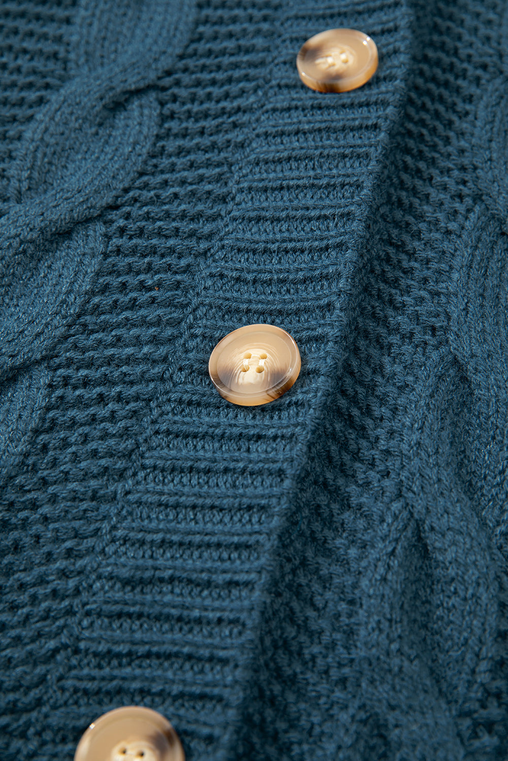 Cardigan baggy bleu paon en tricot torsadé boutonné avec poches sur le devant-A WOMAN WE LOVE