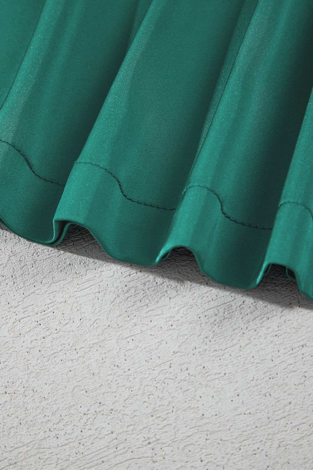 Evergreen - Mini-robe droite sans manches en satin avec nœud papillon-A WOMAN WE LOVE