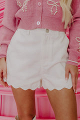 Short en jean blanc à ourlet festonné et taille haute