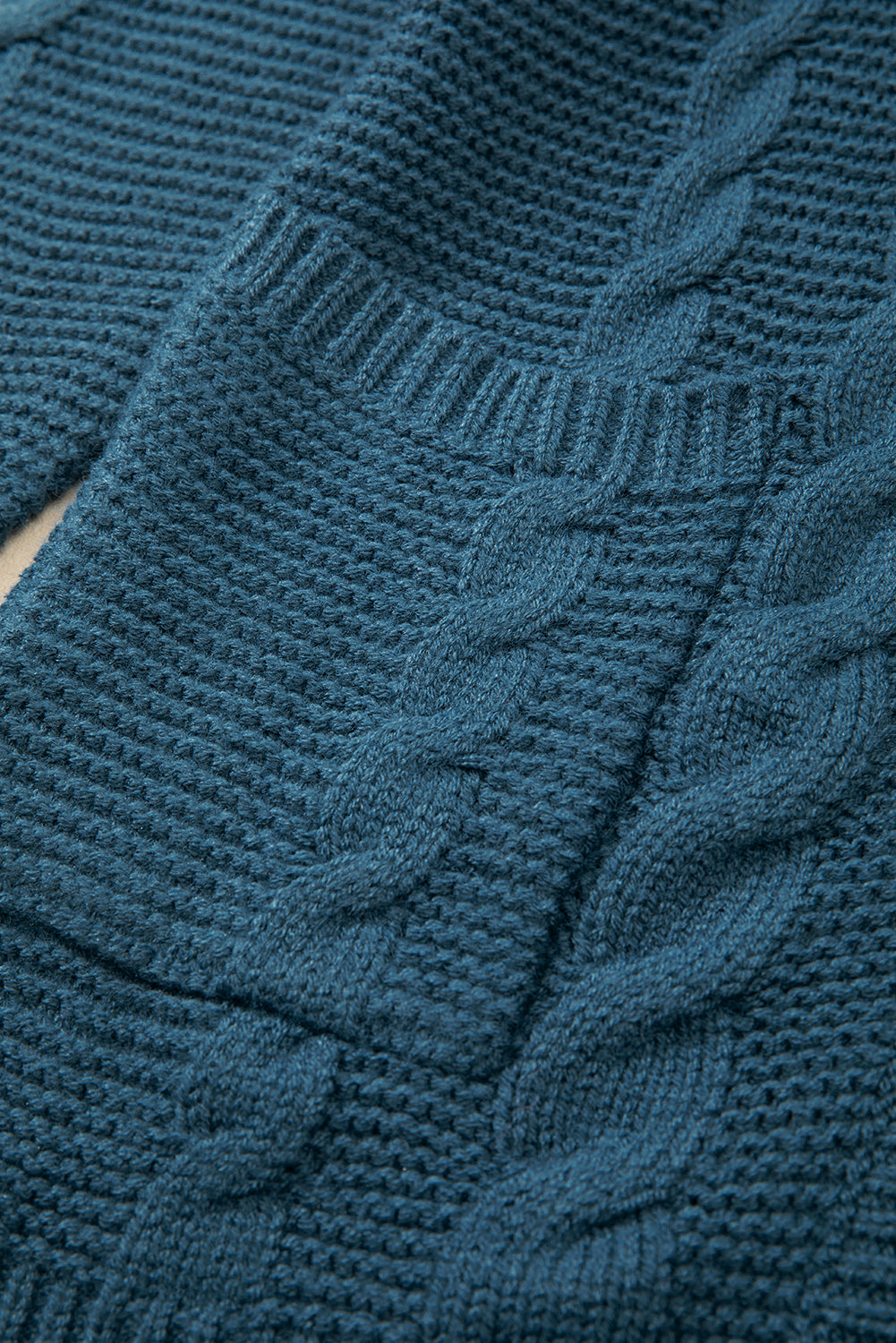 Cardigan baggy bleu paon en tricot torsadé boutonné avec poches sur le devant-A WOMAN WE LOVE