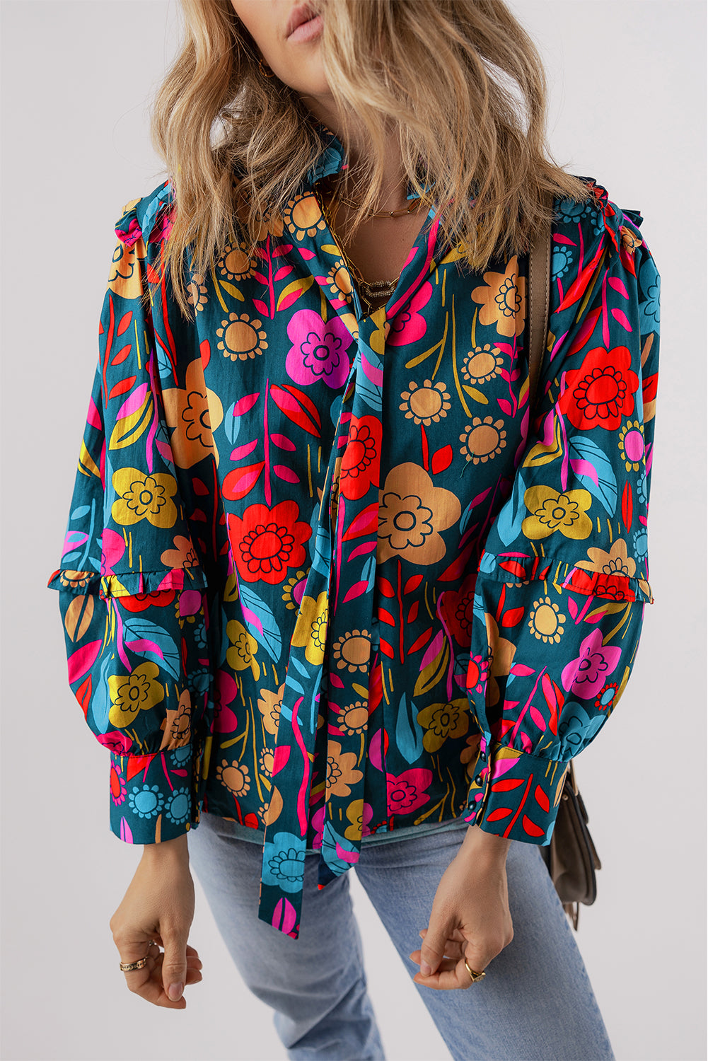 Chemisier vert à manches bouffantes et col fendu avec nœud floral-A WOMAN WE LOVE