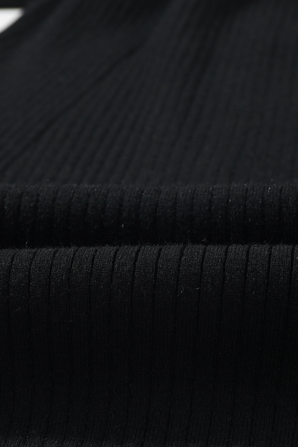 Vestido suéter de punto acanalado con cuello en V trenzado negro
