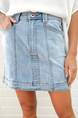Mini-jupe trapèze en jean bleu à coutures apparentes et poches