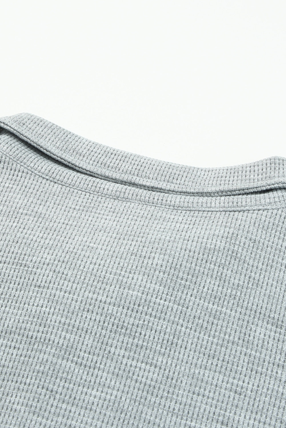 Conjunto sudadera gris con cremallera de canalé y shorts de cintura alta