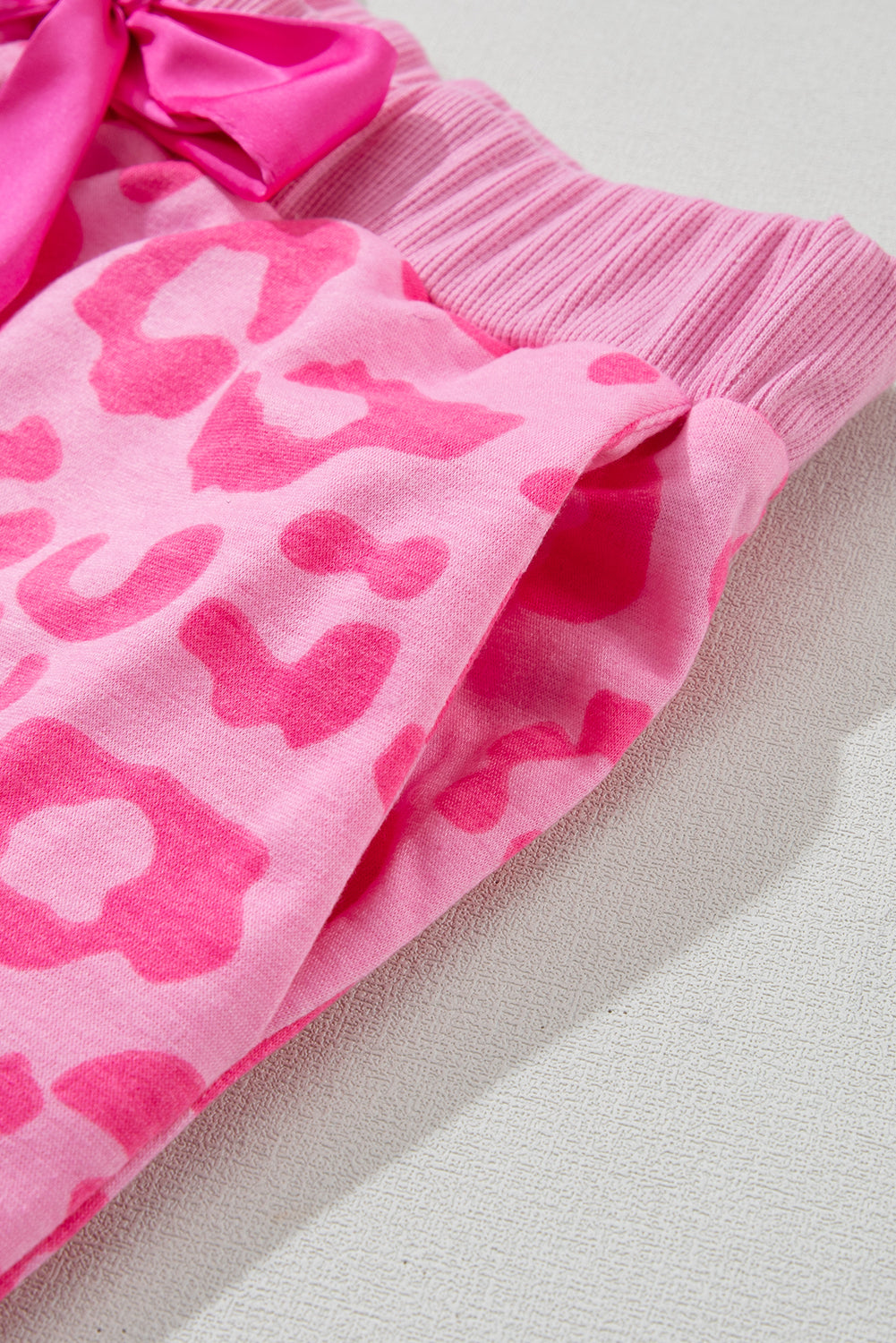 Conjunto de salón con camiseta con estampado de leopardo rosa y pantalones cortos de satén con lazo
