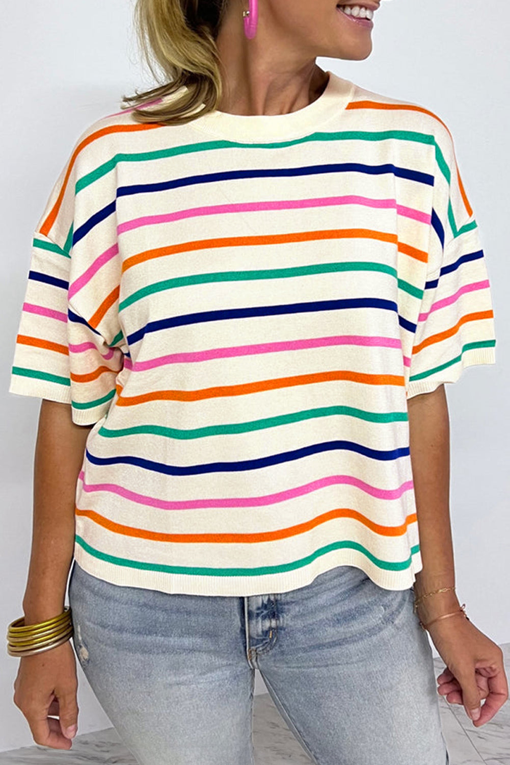Haut tricoté à manches courtes tombantes à rayures beiges, coupe carrée
