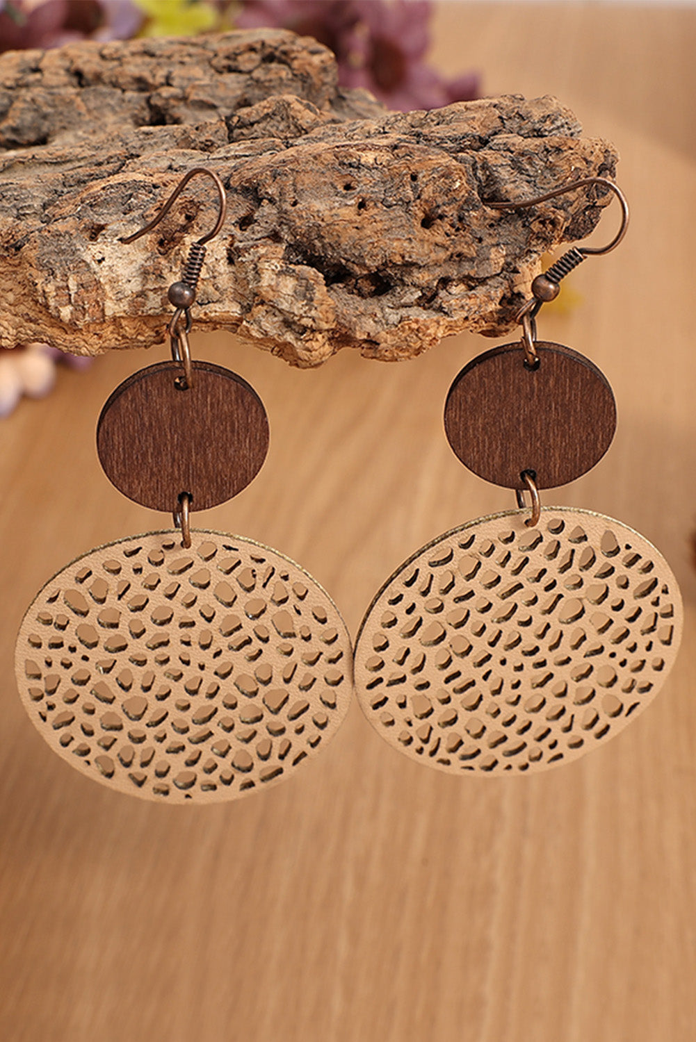 Boucles d'oreilles pendantes rondes en bois ajourées kaki-A WOMAN WE LOVE