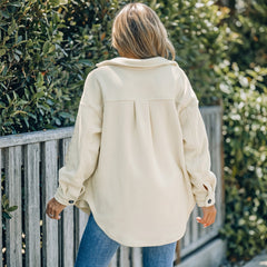 Chaqueta de camisa abotonada beige con cuello doblado
