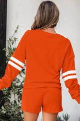 Ensemble sweat-shirt et short orange à manches rayées et épaules tombantes