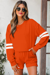 Ensemble sweat-shirt et short orange à manches rayées et épaules tombantes