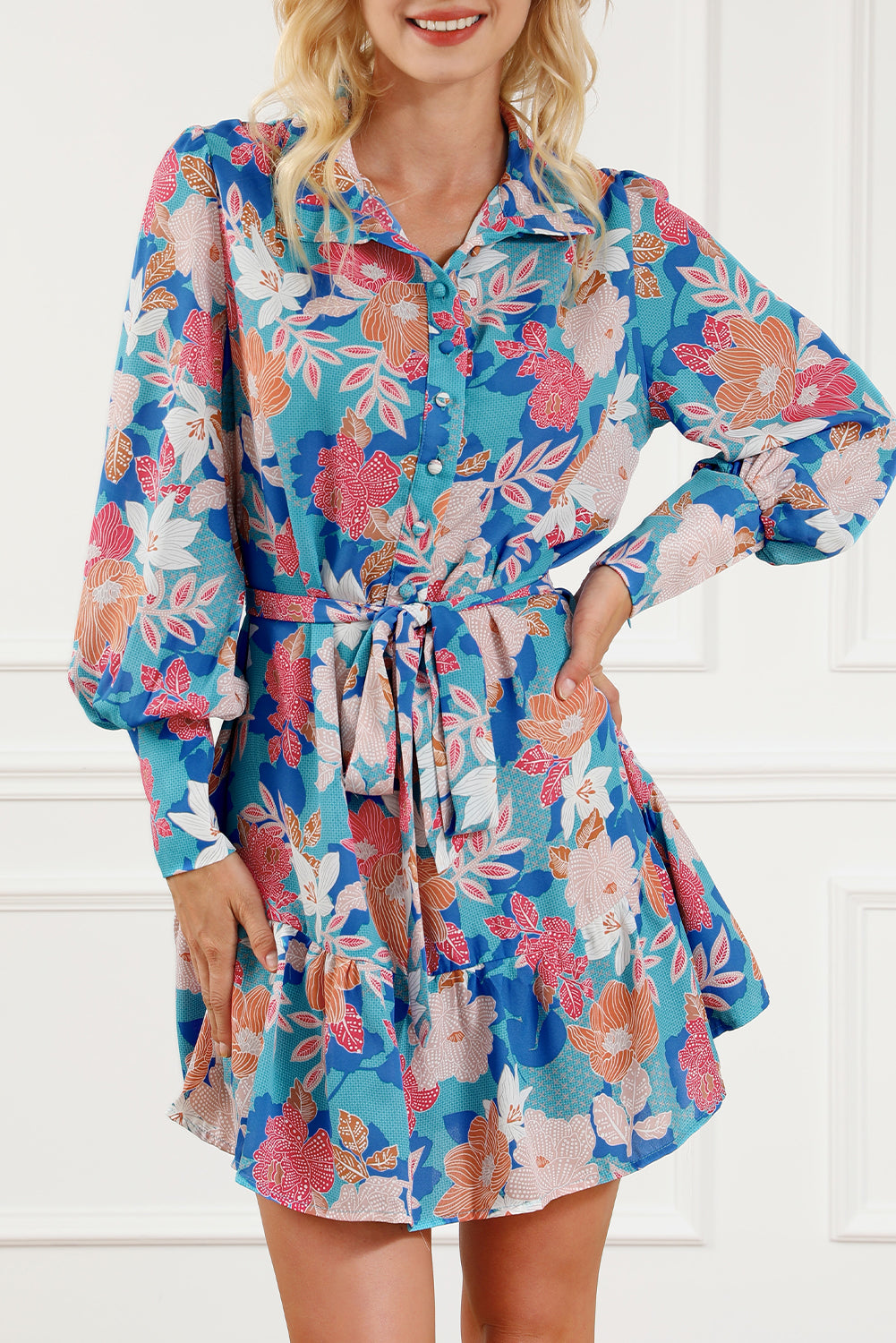 Robe chemise bleue ceinturée à manches lanternes et imprimé floral