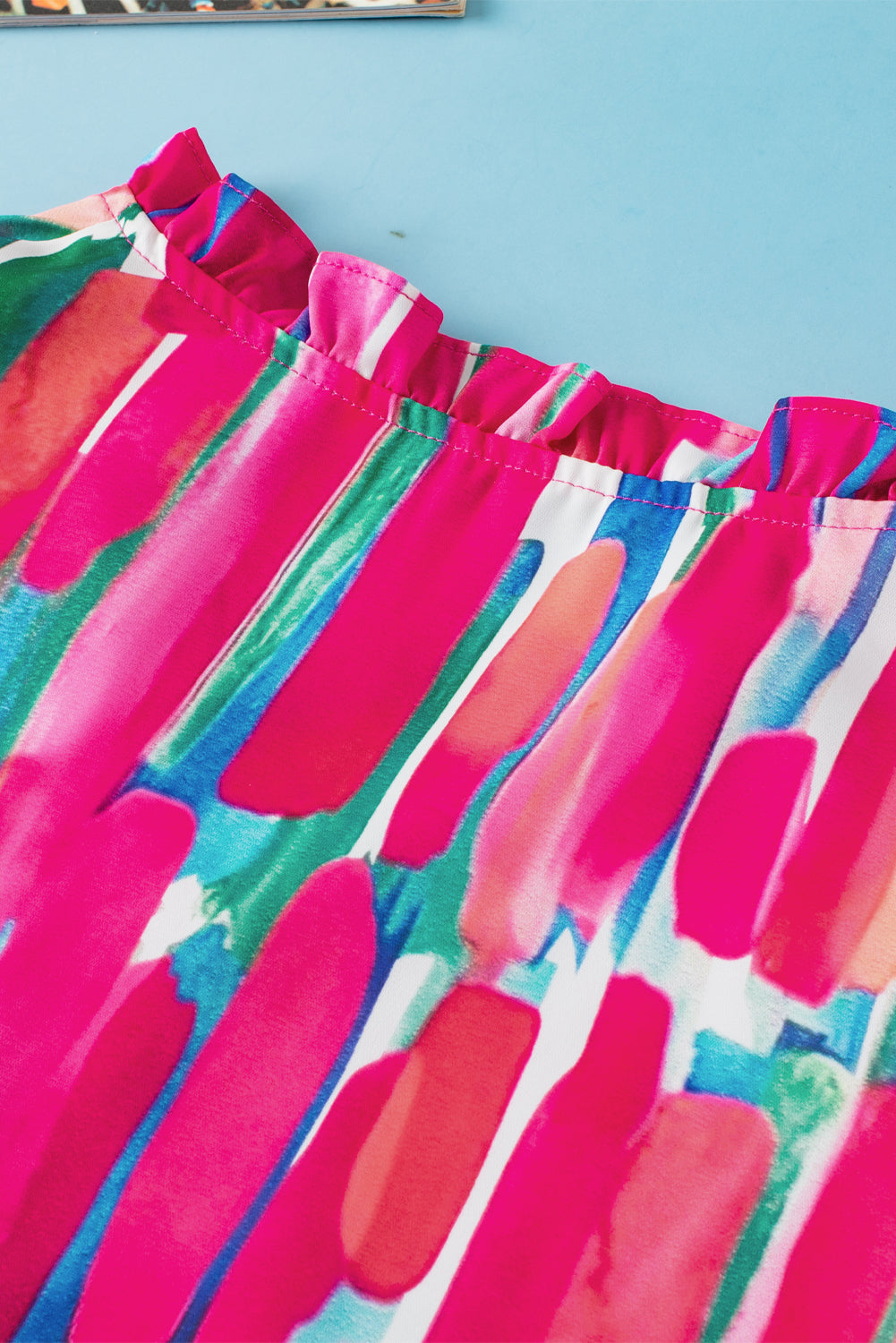 Chemisier à col en V et manches volantées à imprimé pinceau abstrait rose-A WOMAN WE LOVE