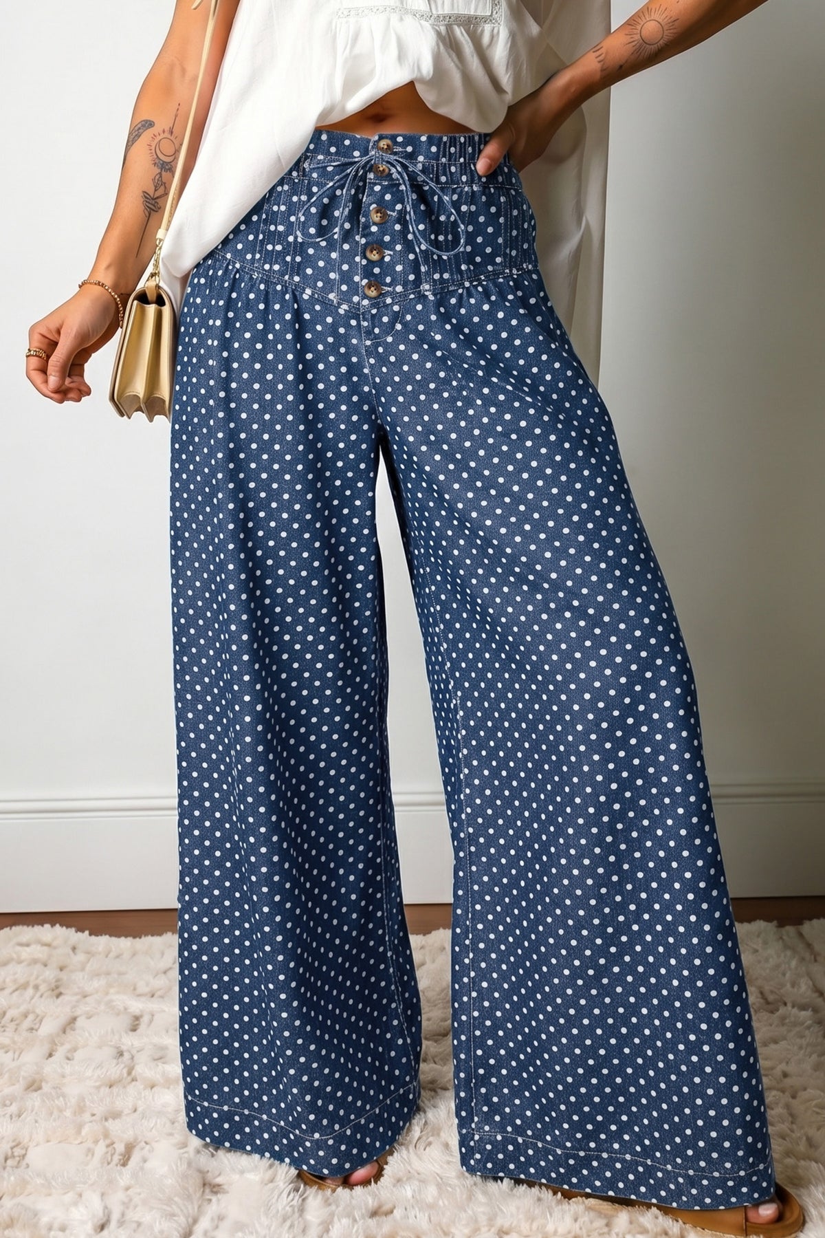 Jean large bleu ciel à pois, taille haute à cordon et boutons décoratifs