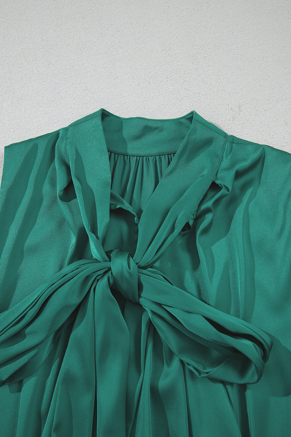Evergreen - Mini-robe droite sans manches en satin avec nœud papillon-A WOMAN WE LOVE