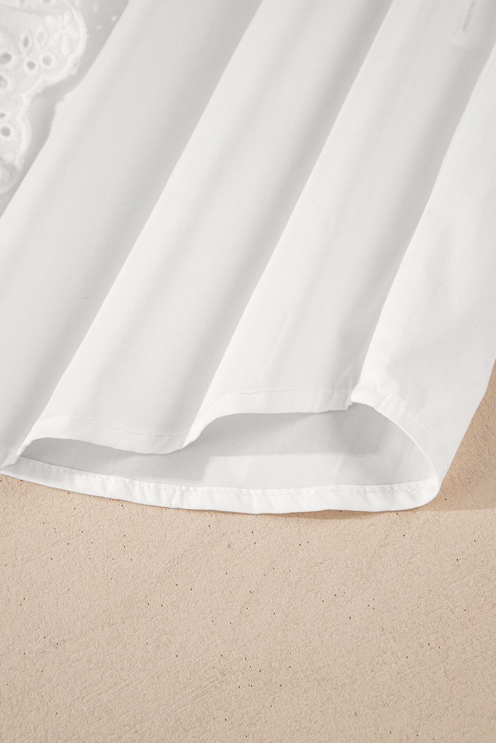 Chemise boutonnée à col rabattu et bordure en dentelle blanche-A WOMAN WE LOVE