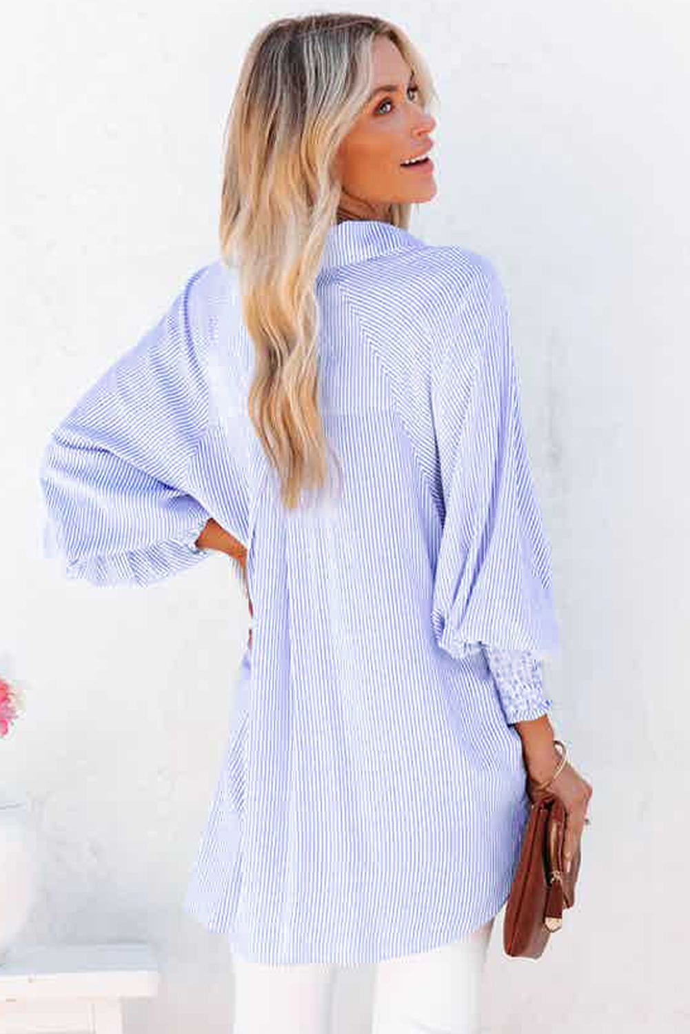 Chemise boyfriend rayée à revers smockés bleu ciel avec poche-A WOMAN WE LOVE