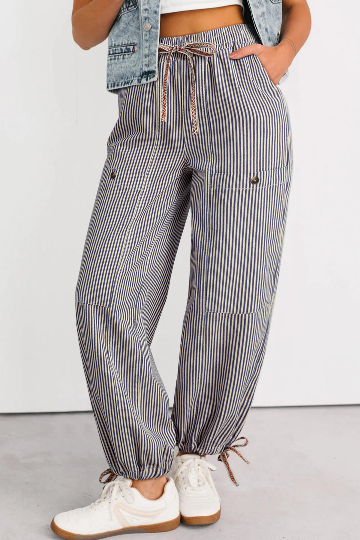 Pantalon ample à rayures et boutons avec poche plaquée