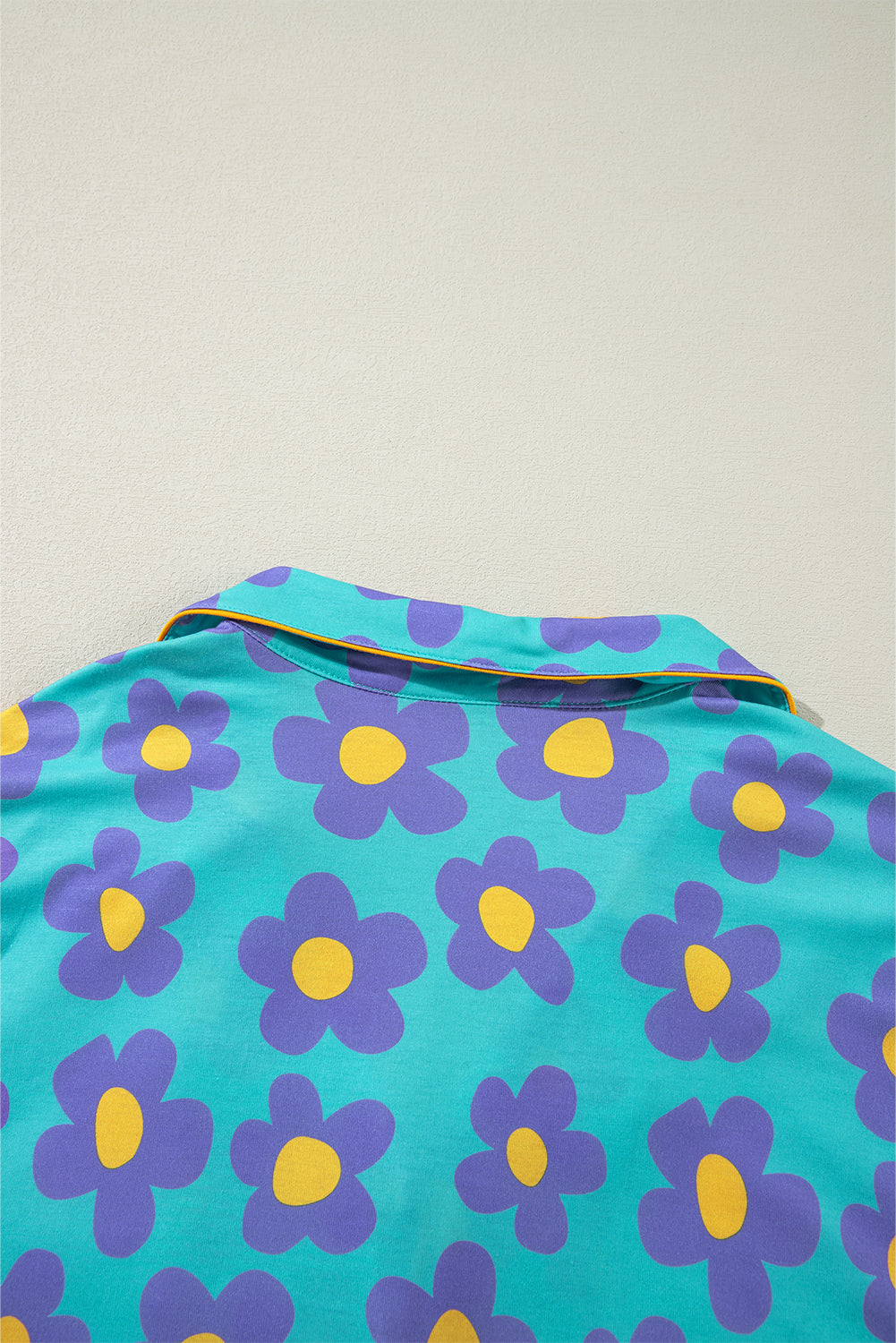 Ensemble pyjama chemise et short à manches longues imprimé fleurs vertes-A WOMAN WE LOVE