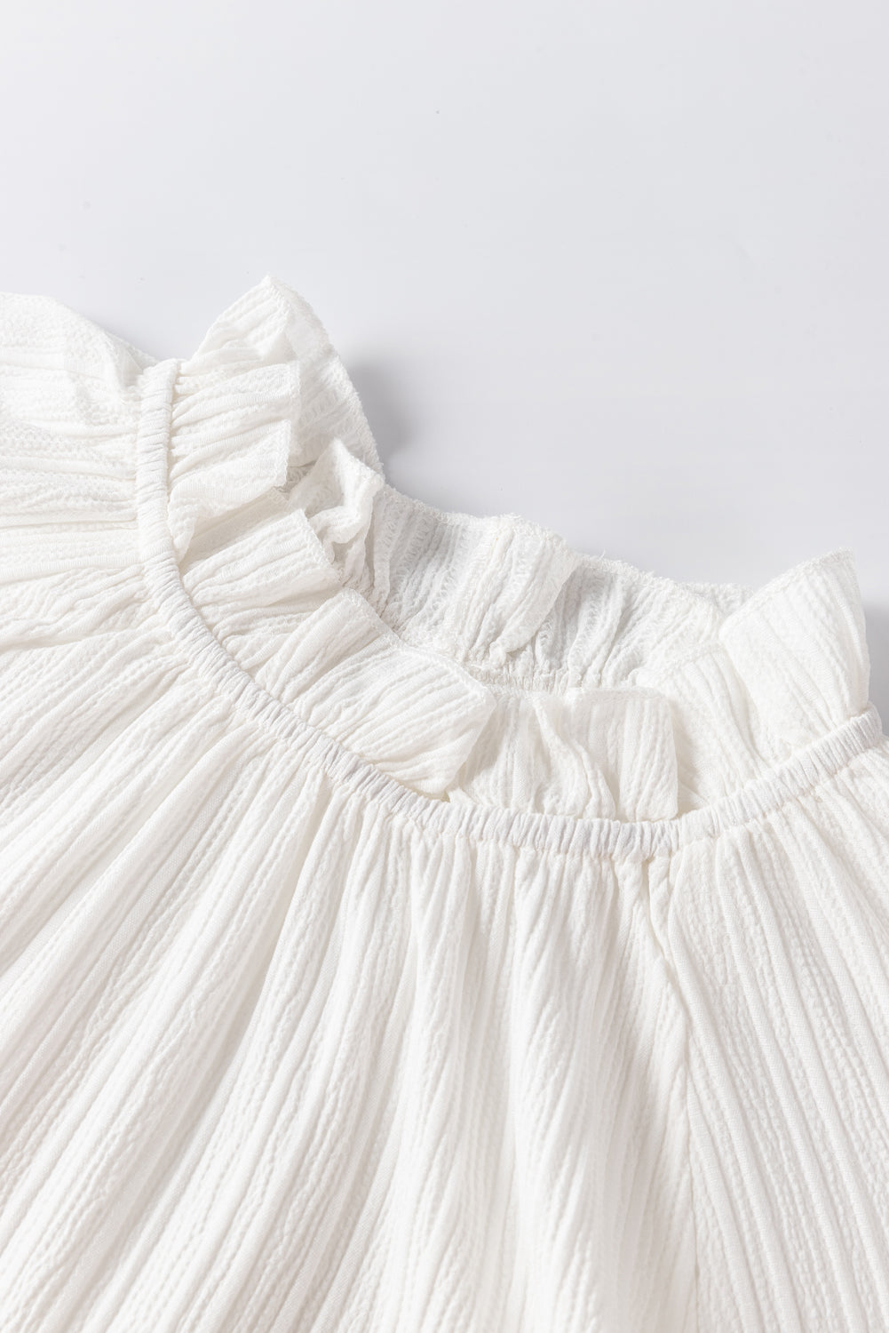 Chemisier blanc à volants et col montant, manches bulles ondulées-A WOMAN WE LOVE